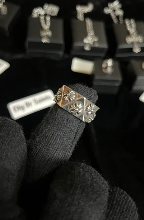 Heavyweight Geometric Studded Cross Ring